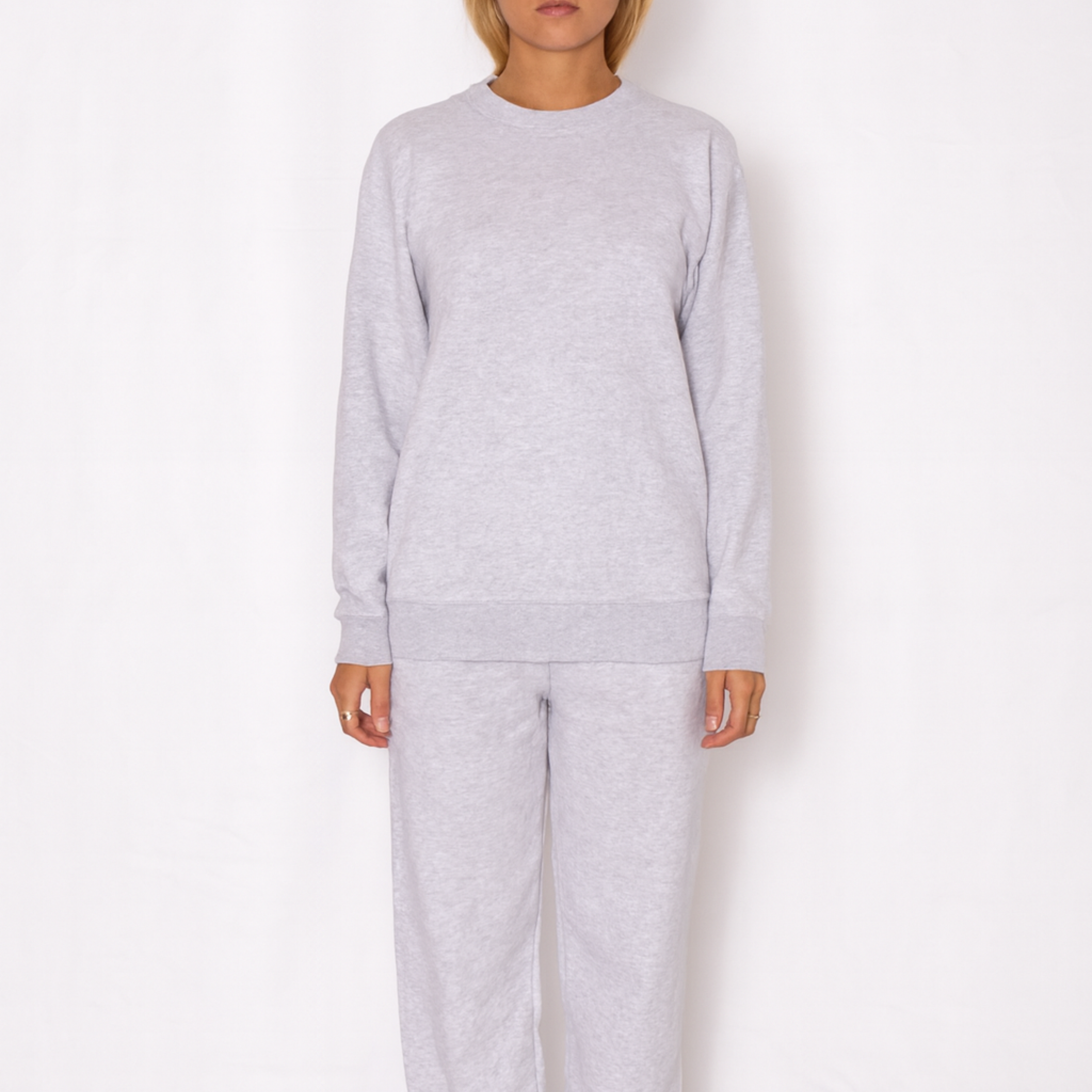 Grått sweatset med crewneck